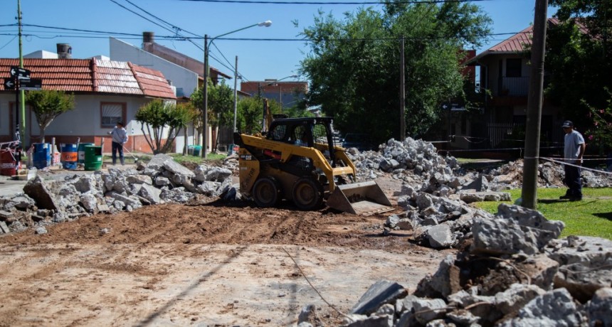 Abella supervisó nuevos trabajos de bacheo de hormigón en el casco urbano   