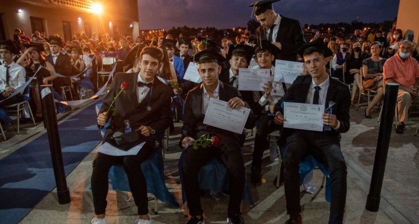 Abella acompañó el acto de egresados de la primera promoción de la Escuela Técnica Nº 2