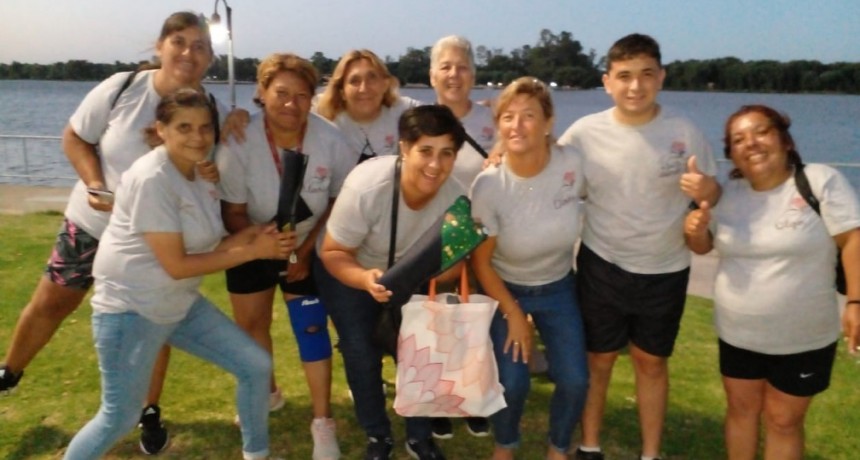 Vecinas militantes entregaron lonas recicladas en la Nueva Costanera