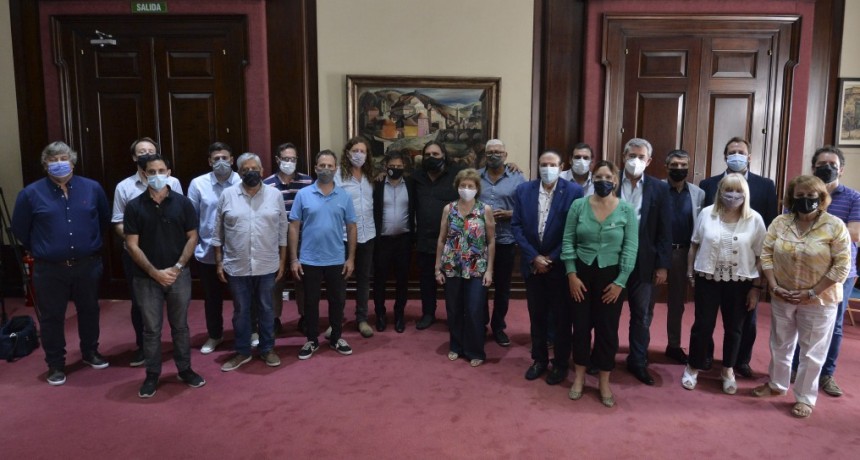 LA PLATA : Kicillof anunció la implementación de un bono de 20 mil pesos para trabajadores de la administración pública 