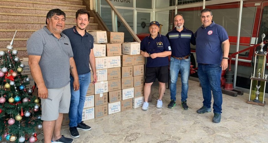 Alejo Sarna y Carlos Castillo entregaron cajas navideñas a los Bomberos