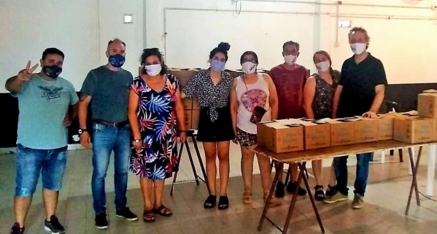 Junto al Ministerio de Desarrollo de la Comunidad, Alejo Sarna entregó más de 5 mil cajas navideñas