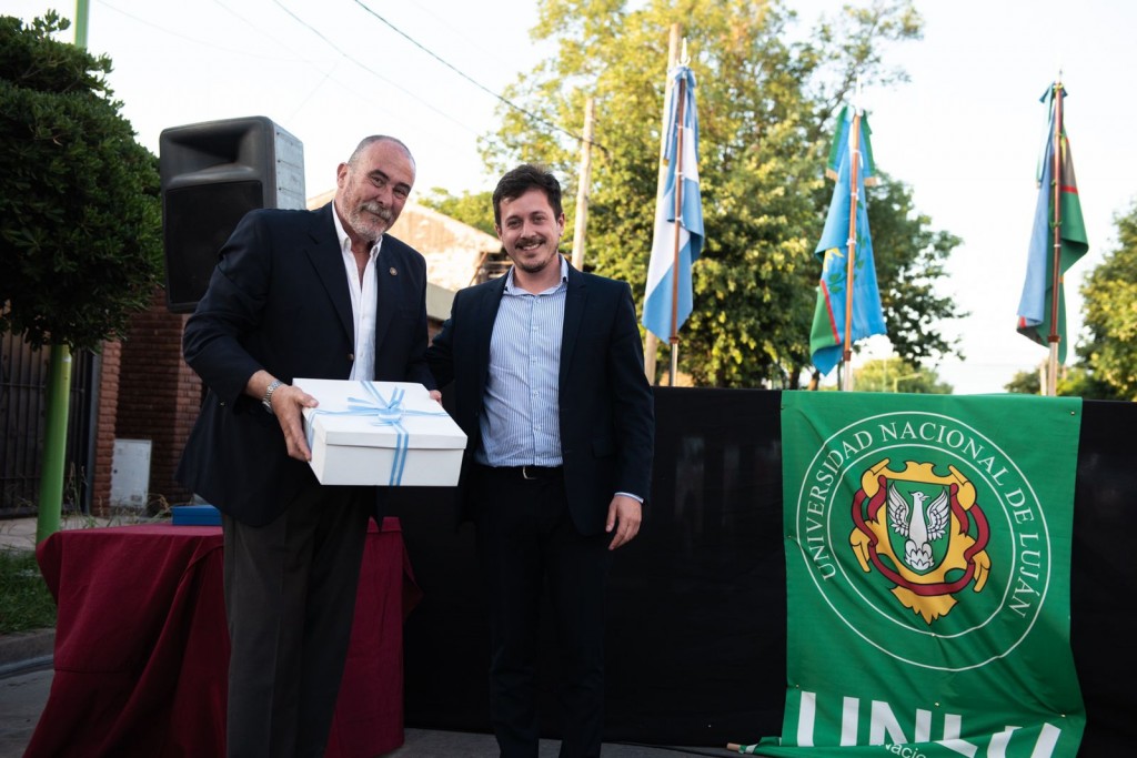 La Universidad de Lujan cumplió 50 años y recibió una bandera de Argentina de regalo