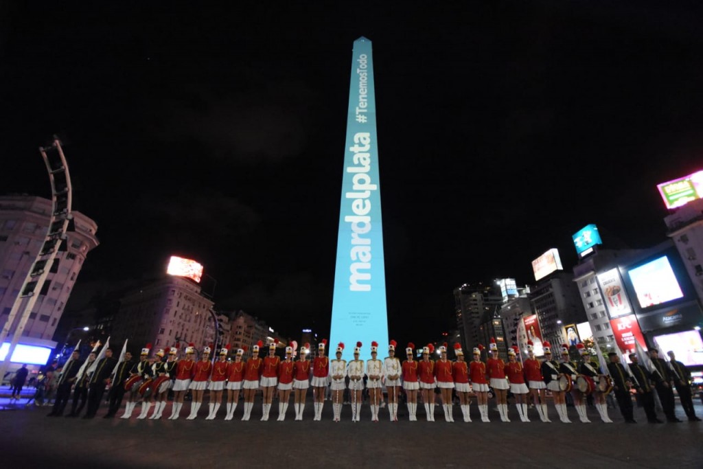 Lanzamiento Verano 2023: Mar del Plata presentó su oferta turística con un mapping sobre el Obelisco