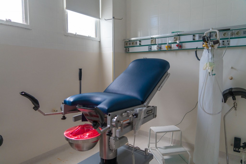 La renovada sala de parto del Hospital suma un nuevo y moderno sillón para recibir a los bebés