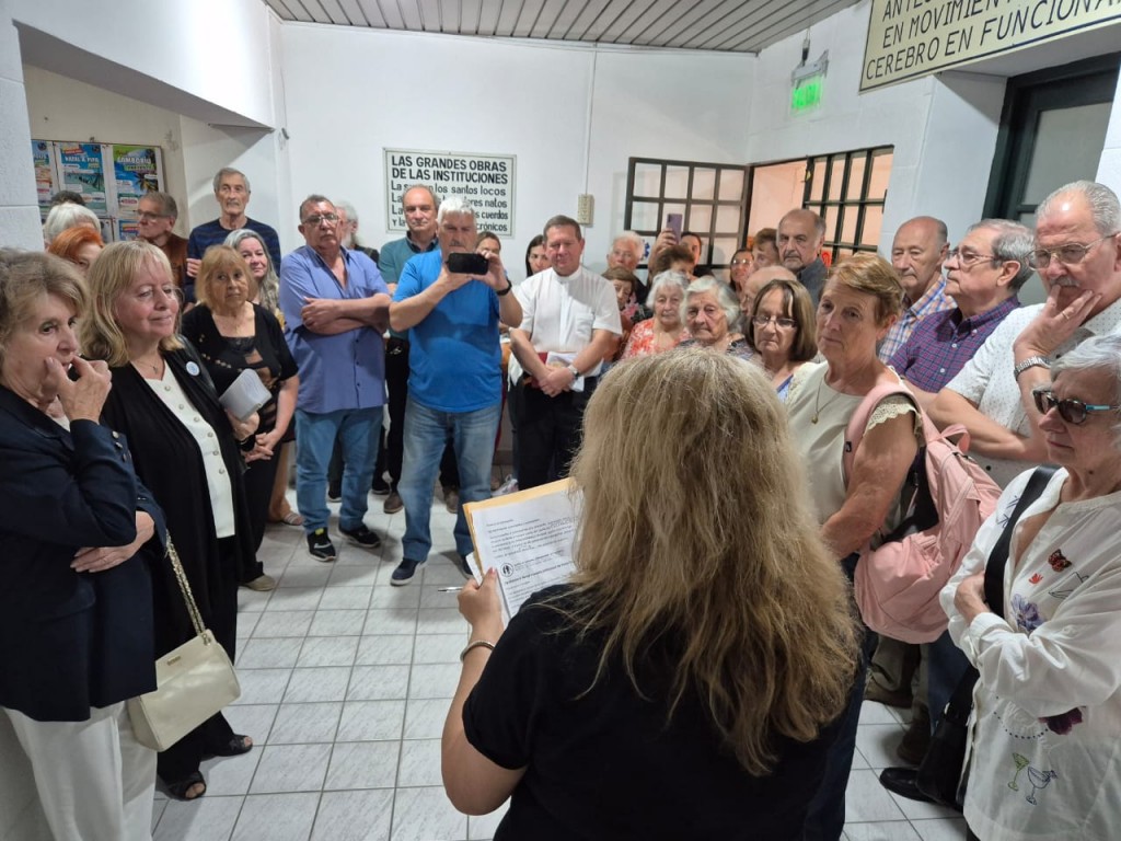 EL CENTRO DE JUBILADOS Y PENSIONADOS DE CAMPANA INAUGURÓ SU BIBLIOTECA