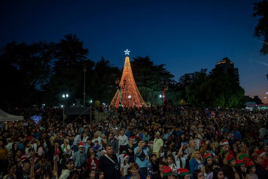 El espíritu navideño brilló en la ciudad con el encendido del Árbol   