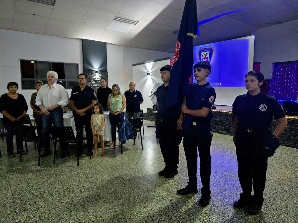 Abella acompañó el cierre de año de la Escuela de Cadetes de Bomberos Voluntarios