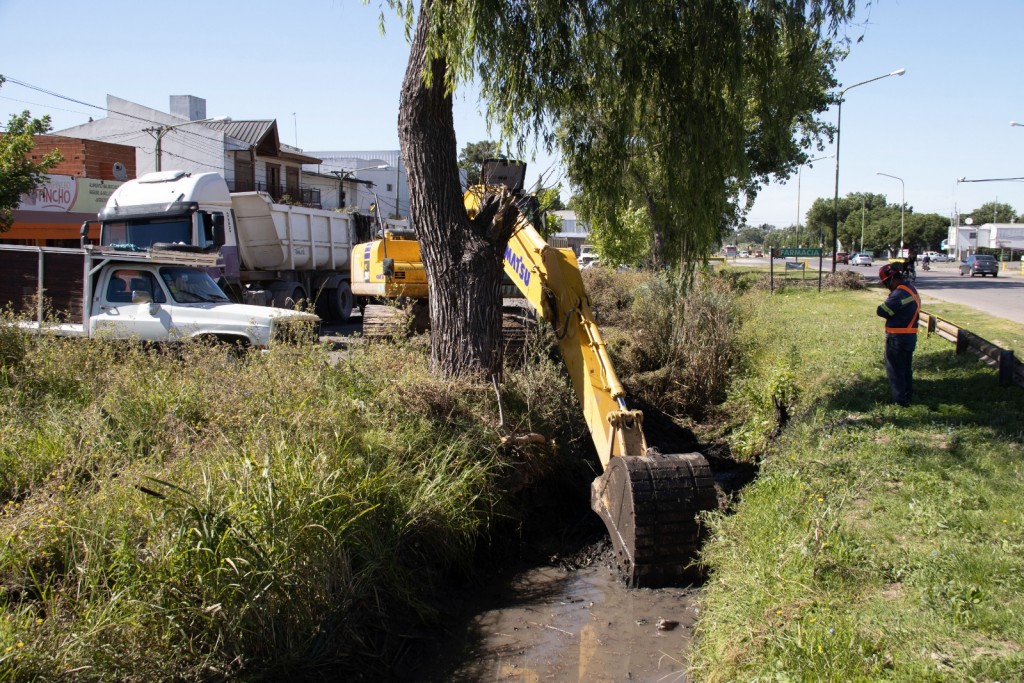 El Municipio avanza con tareas de mantenimiento hidráulico en el barrio 9 de Julio
