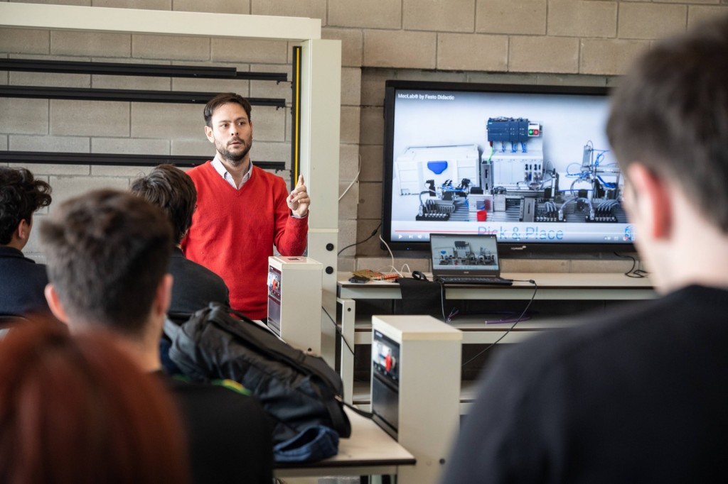 Nuevas oportunidades laborales para docentes y profesionales de la industria en la Escuela Técnica Roberto Rocca