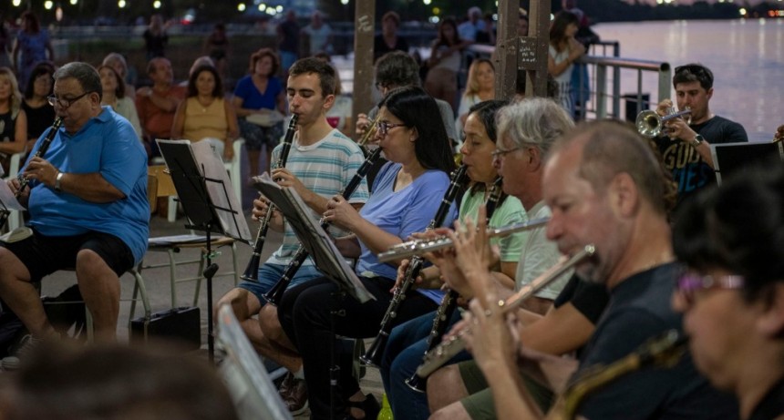 La Banda Municipal acompañó la última súper luna del año con un espectáculo en la Costanera