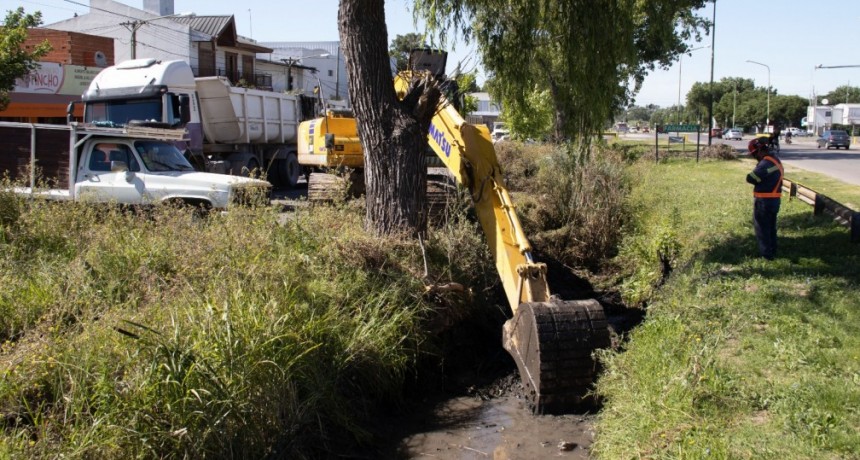 El Municipio avanza con tareas de mantenimiento hidráulico en el barrio 9 de Julio