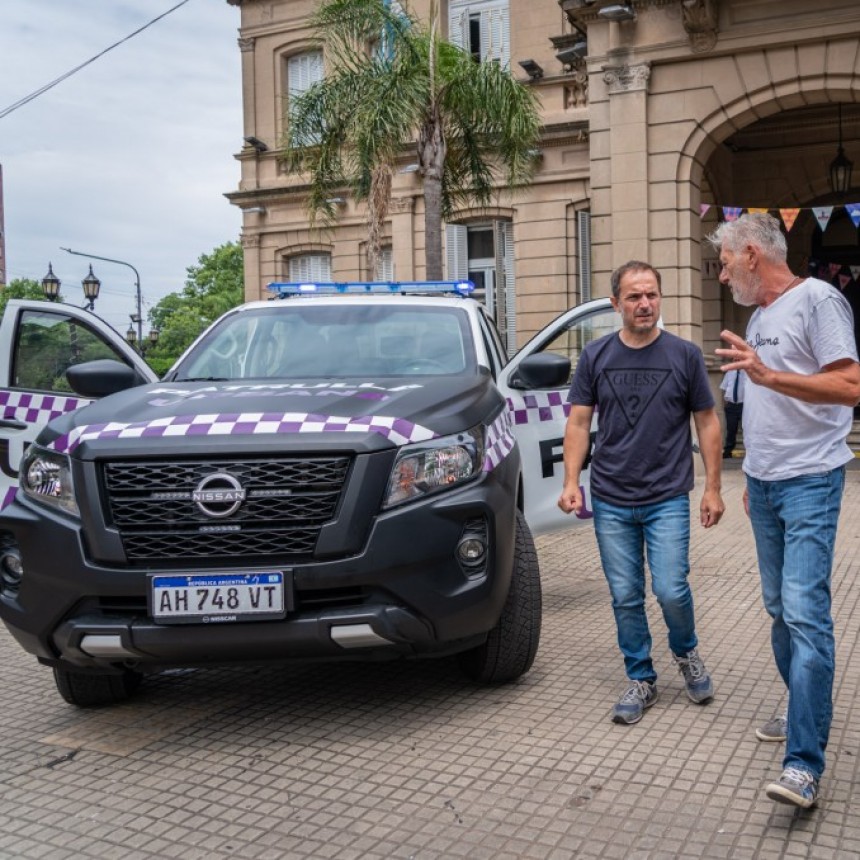 Abella presentó dos nuevas camionetas que refuerzan la flota de la Patrulla Urbana   